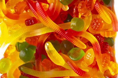 Renkli, değişik şekilli jöle şekerlerinin yakın görüntüsü. Jelibonlar ve renkli jelibonlar.