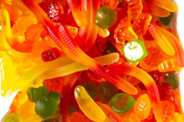 Renkli, değişik şekilli jöle şekerlerinin yakın görüntüsü. Jelibonlar ve renkli jelibonlar.