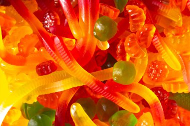 Renkli, değişik şekilli jöle şekerlerinin yakın görüntüsü. Jelibonlar ve renkli jelibonlar.