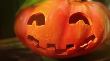 Bahçede oyulmuş komik balkabağı, cadılar bayramı arka planı