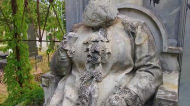 Kafası olmayan dua eden bir kadının antik mimari mezar taşı. korku için arkaplan