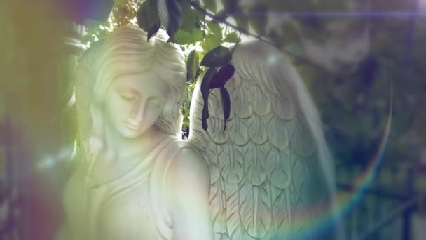 Фигура Молящегося Ангела Древняя Каменная Статуя Печальный Ангел Символ Боли — стоковое видео