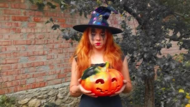 Joven Mujer Sexy Bruja Sosteniendo Una Calabaza Tallada Fondo Halloween — Vídeos de Stock