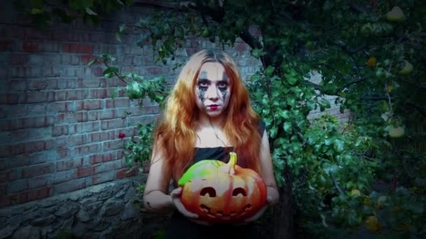 Genç Seksi Cadı Elinde Oyulmuş Bir Balkabağı Cadılar Bayramı Geçmişi — Stok video