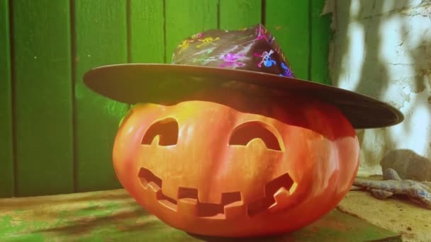 Zabawna Rzeźbiona Dynia Ogrodzie Tło Halloween — Wideo stockowe