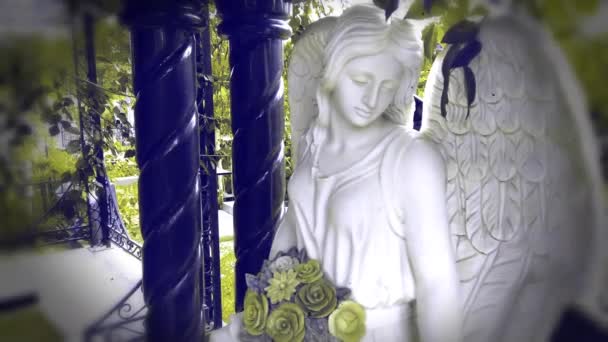 Figur Eines Betenden Engels Eine Sehr Alte Steinstatue Trauriger Engel — Stockvideo