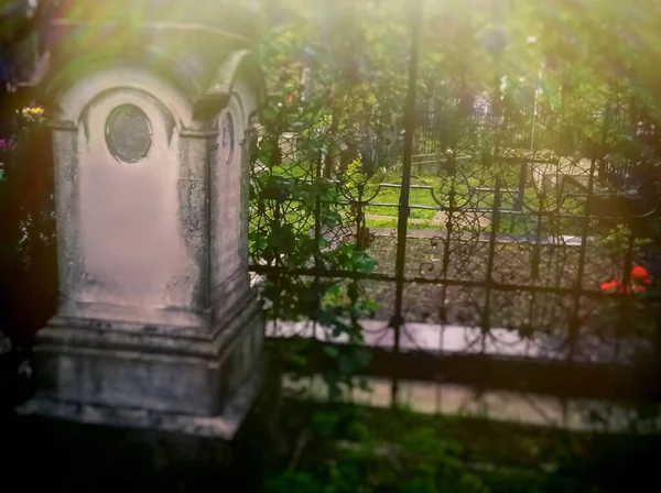 Friedhof Alter Grabstein Bei Regen — Stockfoto