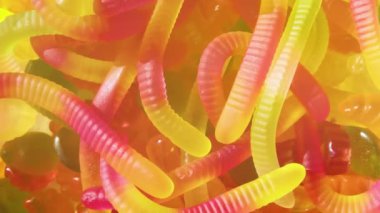 Renkli, değişik şekilli jöle şekerlerinin yakın görüntüsü. Jelibonlar ve renkli jelibonlar.