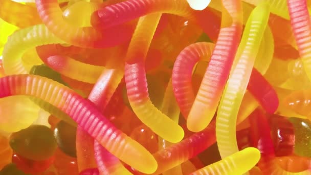 Nahaufnahme Von Verschiedenen Bunten Verschiedenen Form Gelee Bonbons Gummiwürmer Und — Stockvideo
