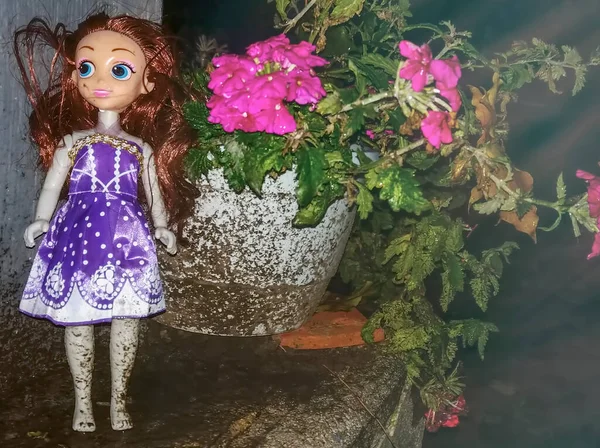 Boneka Menyeramkan Yang Terlupakan Tengah Hujan — Stok Foto