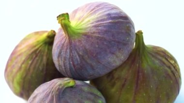 Beyaz arka planda olgun taze incirler..