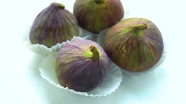 Beyaz arka planda olgun taze incirler..