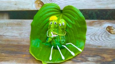 Bahçedeki salatalıklardan komik bir figür. Sebzelerle dekoratif bir çalışma örneği. Sonbahar hasadı.