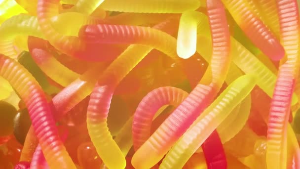 Nahaufnahme Von Verschiedenen Bunten Verschiedenen Form Gelee Bonbons Gummiwürmer Und — Stockvideo