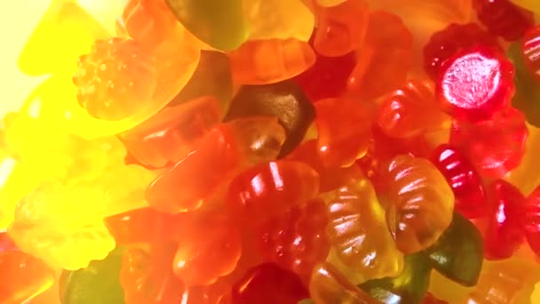 カラフルなさまざまな形状のゼリーキャンディーのクローズアップビュー グミとカラフルなゼリー豆 — ストック動画
