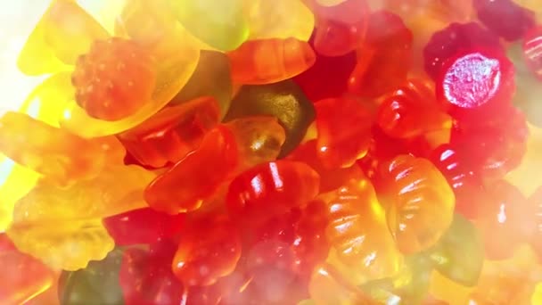 Nahaufnahme Von Verschiedenen Bunten Verschiedenen Form Gelee Bonbons Gummiwürmer Und — Stockvideo