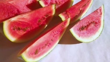 Beyaz arka planda olgun karpuz dilimleri