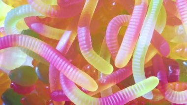 Renkli, değişik şekilli jöle şekerlerinin yakın görüntüsü. Jelibonlar ve renkli jelibonlar.