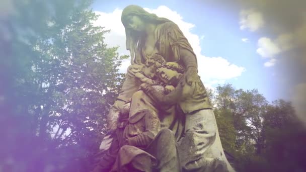 Beeld Van Een Bidengel Een Heel Oud Stenen Standbeeld Dood — Stockvideo