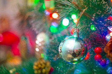 Parlak renkli Noel ağacı oyuncakları arka planı