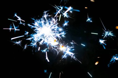 Koyu mavi arka planda havai fişekler, maytap ve bokeh ışıkları