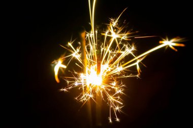 Koyu mavi arka planda havai fişekler, maytap ve bokeh ışıkları