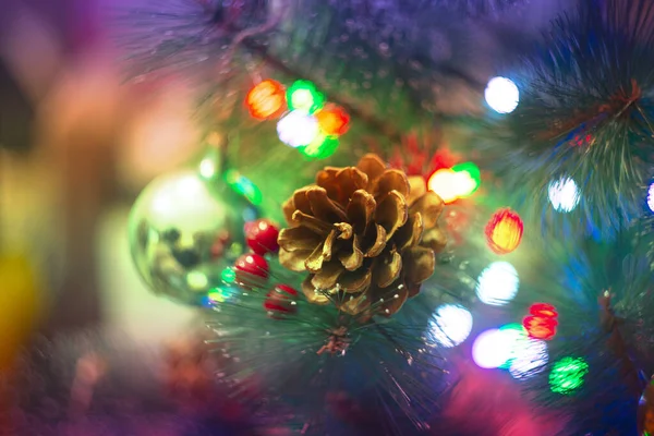 Блестящие Разноцветные Игрушки Фоне Рождественских Елок — стоковое фото