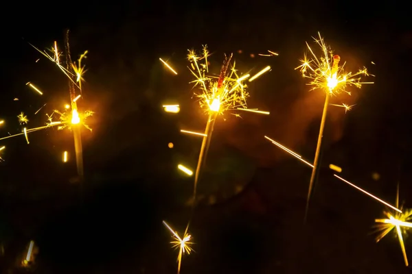 Feuerwerk Wunderkerzen Und Bokeh Lichter Auf Dunkelblauem Hintergrund — Stockfoto