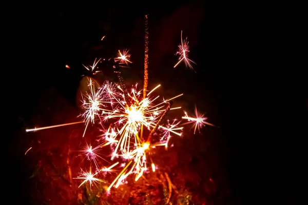 Fogos Artifício Faíscas Luzes Bokeh Fundo Azul Escuro — Fotografia de Stock