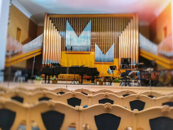 Orgel Und Sitzreihen Großen Konzertsaal Orgelpfeifen Einem Großen Konzertsaal Musikinstrument — Stockfoto