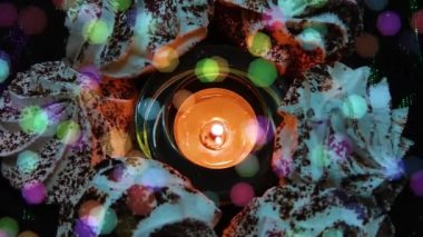 Mum ışığı ve efekt ışıkları. Yanan Noel mumu.