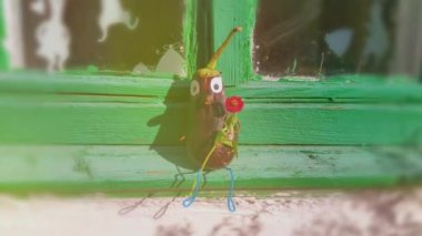 Bahçedeki patlıcandan komik bir figür. Sebzelerle dekoratif bir çalışma örneği. Sonbahar hasadı.