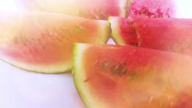 Beyaz arka planda olgun karpuz dilimleri