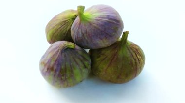 Beyaz arka planda olgun taze incirler..