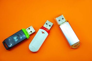 Renk arkaplanındaki USB bilgisayar flaş kartları belleği