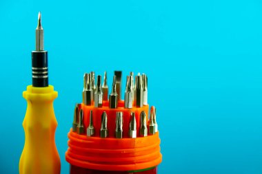 Matkap ve tornavidayla vidaları vidalamak için birkaç parça.