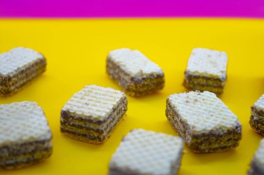 Pembe arka planda çikolatalı bulanık gofretler.