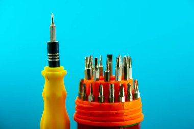 Matkap ve tornavidayla vidaları vidalamak için birkaç parça.