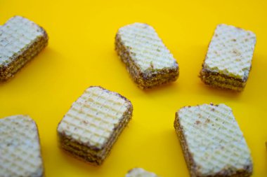 Pembe arka planda çikolatalı bulanık gofretler.