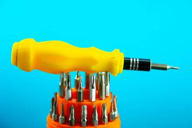 Matkap ve tornavidayla vidaları vidalamak için birkaç parça.