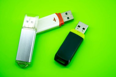 Renk arkaplanındaki USB bilgisayar flaş kartları belleği