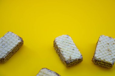 Pembe arka planda çikolatalı bulanık gofretler.