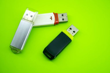 Renk arkaplanındaki USB bilgisayar flaş kartları belleği