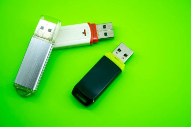 Renk arkaplanındaki USB bilgisayar flaş kartları belleği