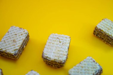 Pembe arka planda çikolatalı bulanık gofretler.