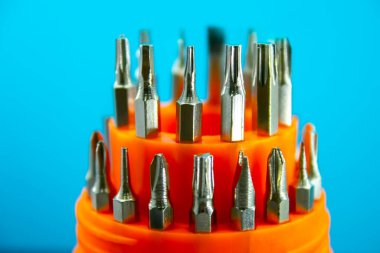 Renk arkaplanındaki vidaları vidalamak için bir bit kümesi