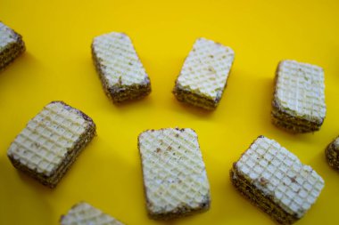 Pembe arka planda çikolatalı bulanık gofretler.