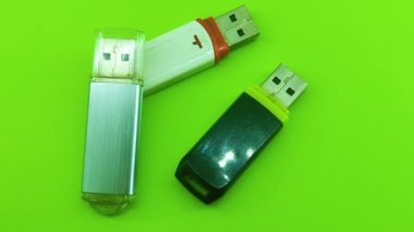 Yeşil arkaplanda USB bilgisayar flaş kartları belleği