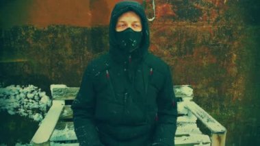 Şiddetli kar yağışı sırasında maske takan adam.