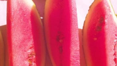 Beyaz arka planda olgun karpuz dilimleri